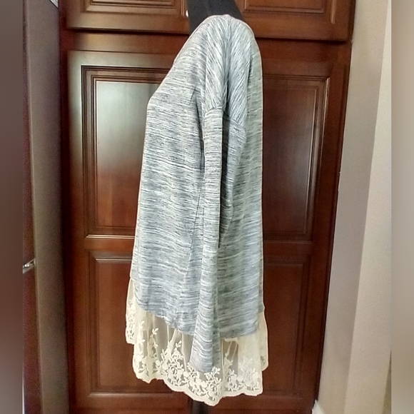 Hi-Lo Top with Ruffle L - Picture 2 of 6